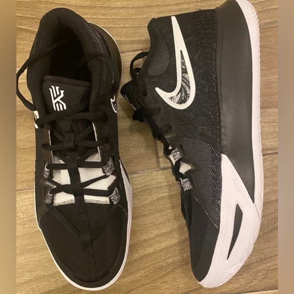 NWOT Nike Kyrie Flytrap6  Size 9
DM1125-001 - Picture 10 of 12